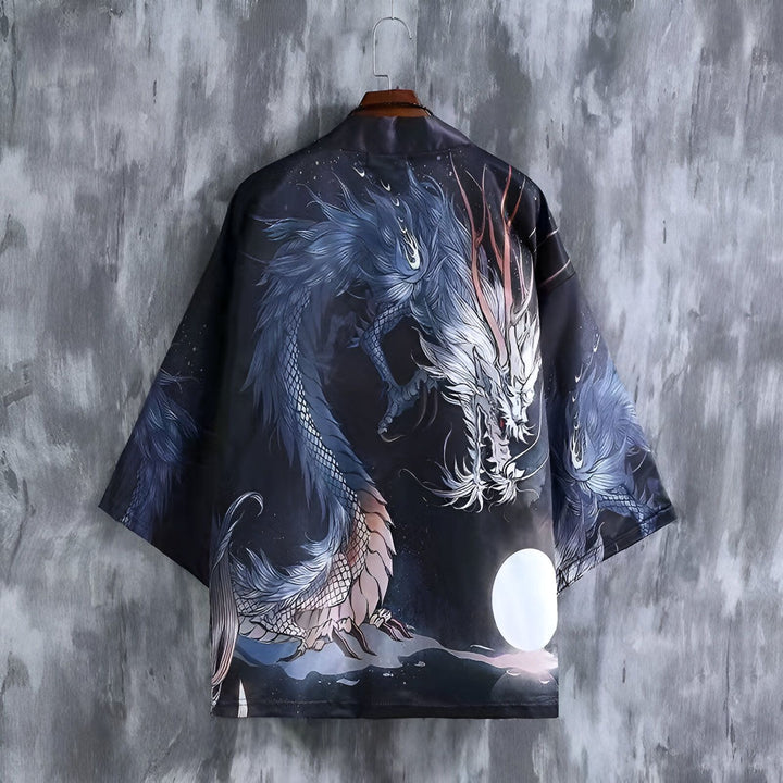 Kimono noir avec motif de dragon détaillé, suspendu. Vêtement de style japonais unique, idéal pour compléter votre garde-robe. Nos kimonos sont parfaits pour toutes les occasions.