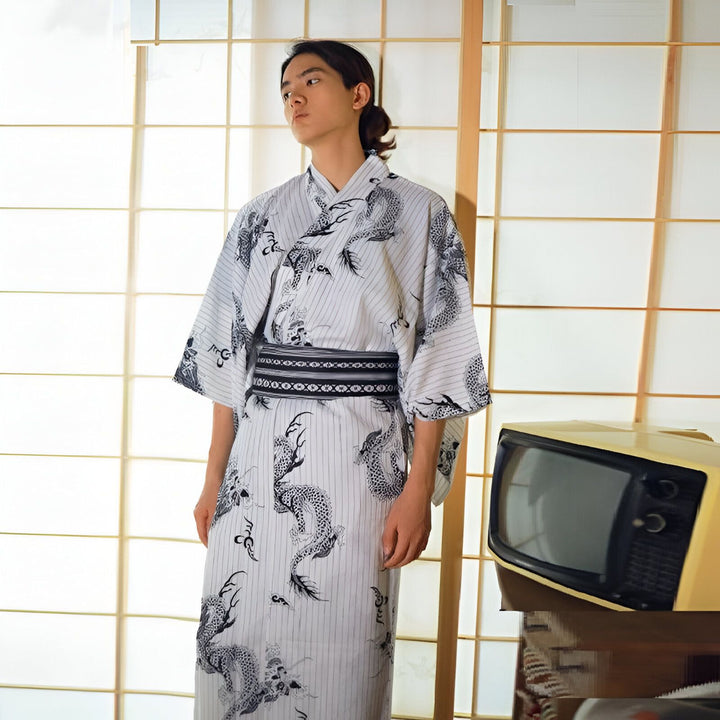 Homme portant un kimono blanc à motifs de dragons. Vêtements traditionnels japonais. Kimonos à vendre.