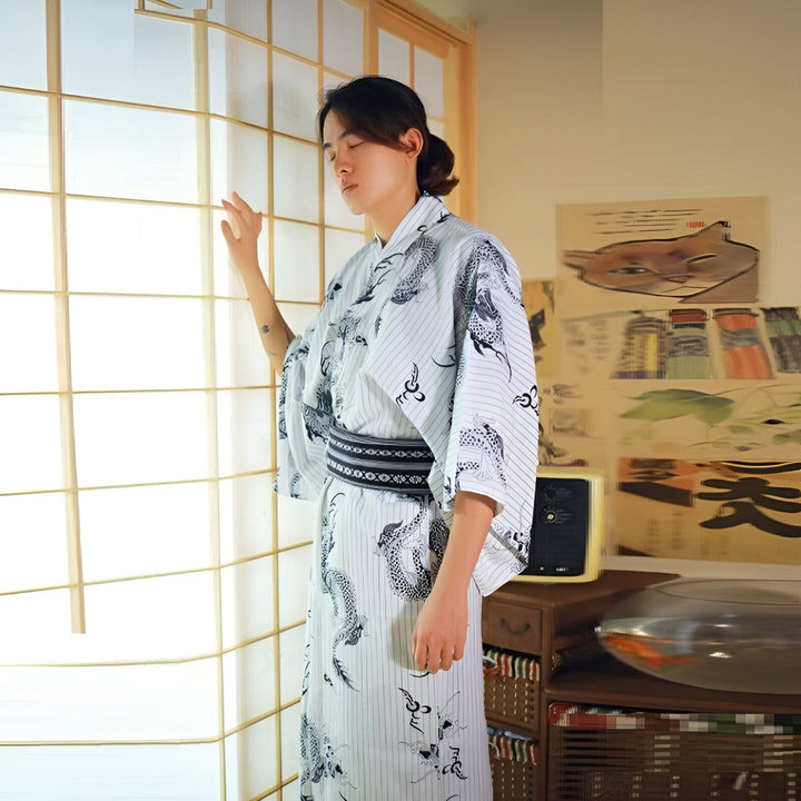 Homme portant un kimono japonais traditionnel blanc à motifs de dragons. Kimonos de qualité à vendre.