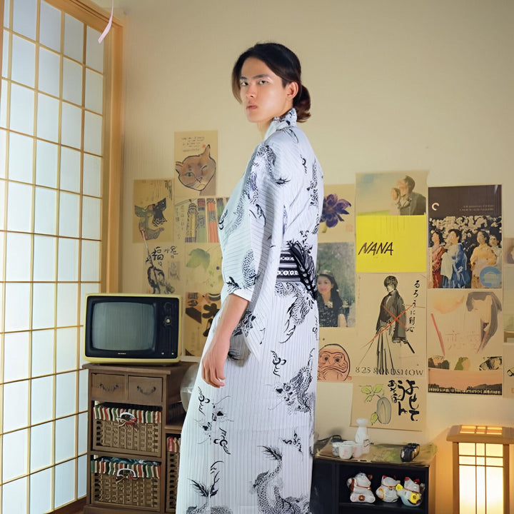 Homme portant un kimono japonais traditionnel blanc avec des motifs de dragons noirs. Vente de kimonos en ligne.
