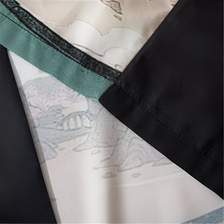 Détail de tissu de kimono avec motif traditionnel japonais et bordure noire et verte. Texture textile de qualité pour un vêtement authentique et élégant.