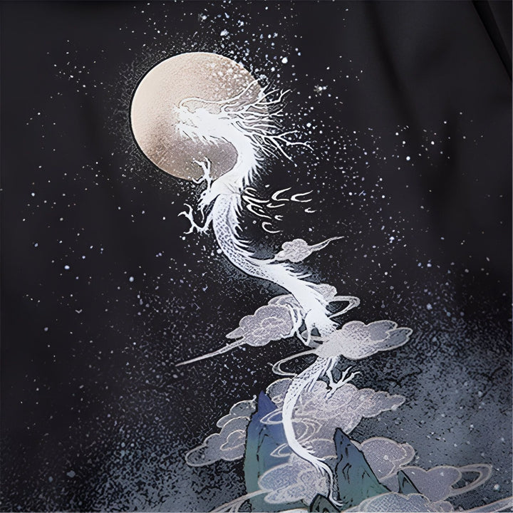 Motif de dragon blanc devant la lune sur un kimono. Idéal pour les amateurs de culture japonaise. Kimonos de qualité supérieure disponibles à l'achat.