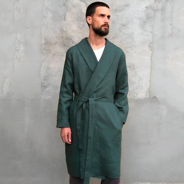 Homme portant un kimono vert en lin. Vêtements traditionnels japonais. Kimono de qualité supérieure disponible à l'achat.