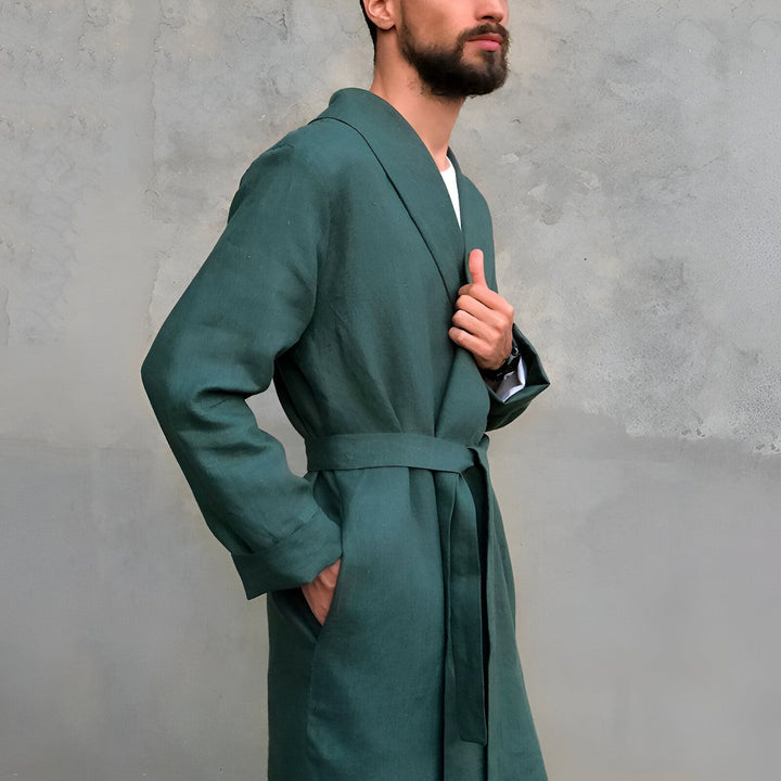 Homme portant un kimono vert en lin. Vente de kimonos pour hommes et femmes.
