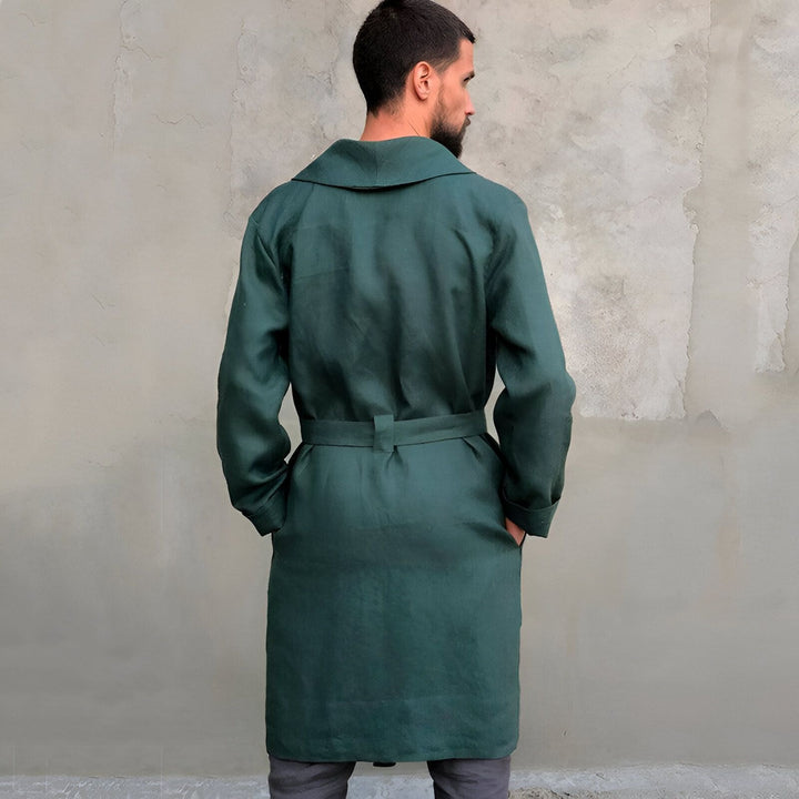 Homme portant un kimono vert en lin, vu de dos. Kimono ceinturé, style japonais moderne. Vente de kimonos pour hommes et femmes.