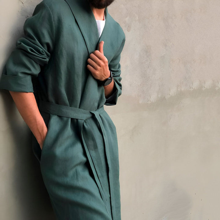 Homme portant un kimono vert en lin, avec ceinture. Vente de kimonos pour hommes.