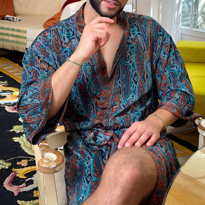 Homme portant un kimono bleu à motifs. Kimonos pour hommes, vêtements d'intérieur élégants. Nouveau kimono design.