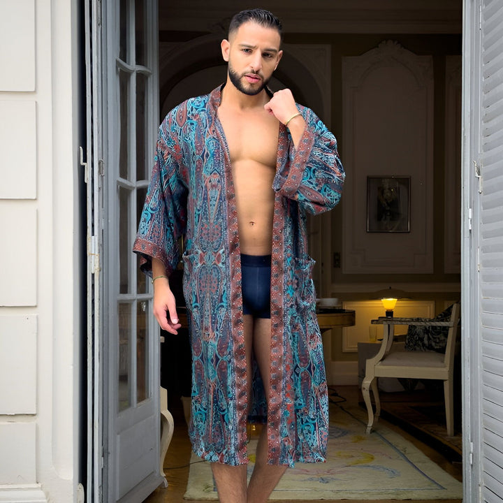 Homme portant un kimono imprimé à motifs. Vente de kimonos pour hommes et femmes. Peignoir kimono long et coloré. Idée cadeau kimono original.