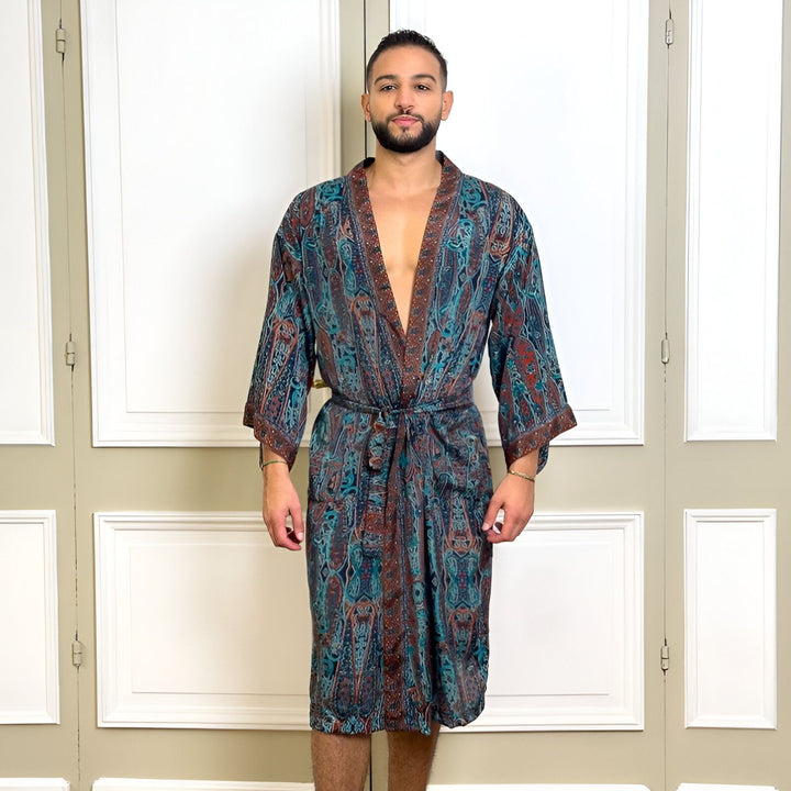 Homme portant un kimono en soie imprimé bleu et marron. Vêtement de détente élégant avec ceinture. Kimonos de luxe pour hommes disponibles à l'achat.