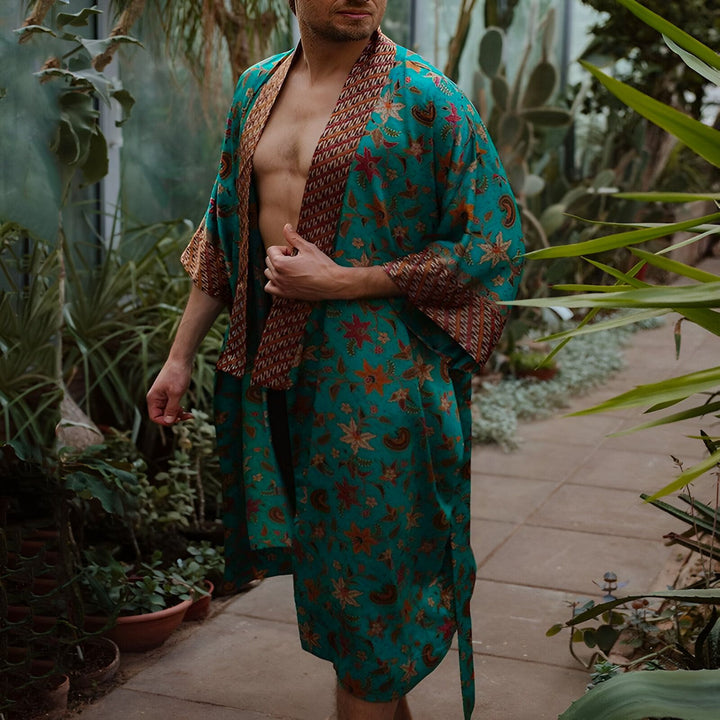 Homme portant un kimono turquoise à motifs floraux. Kimonos pour hommes de haute qualité disponibles à l'achat.