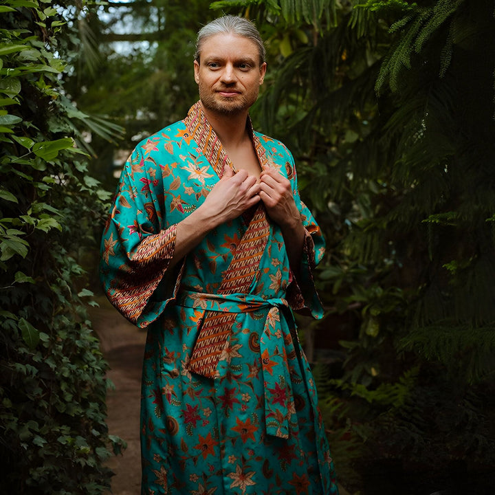 Homme portant un kimono turquoise à motifs floraux. Vêtements japonais traditionnels en vente. Mode kimono élégante pour hommes.