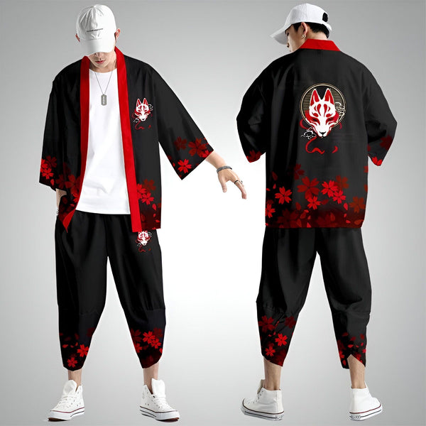 Ensemble kimono noir et rouge avec motifs floraux et masque de renard. Vêtements traditionnels japonais revisités. Idéal pour un look unique. Achetez votre kimono dès maintenant!