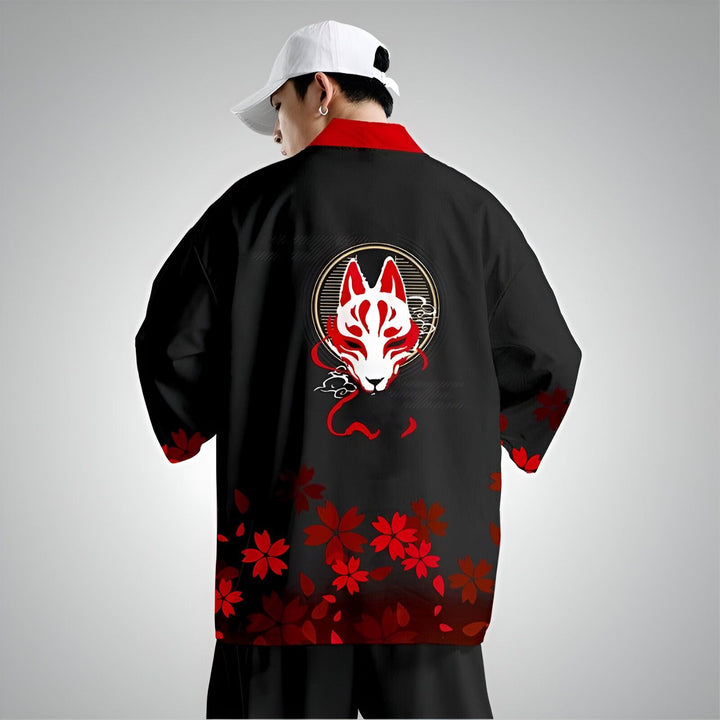 Kimono homme noir à motifs japonais : masque de renard rouge et fleurs de cerisier. Vêtement traditionnel revisité, idéal pour un look tendance et original. Découvrez notre collection de kimonos uniques.