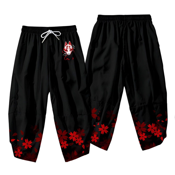 Pantalons de kimono noirs avec motifs floraux rouges et un masque de renard. Vêtements traditionnels japonais, parfaits pour un style unique et confortable.