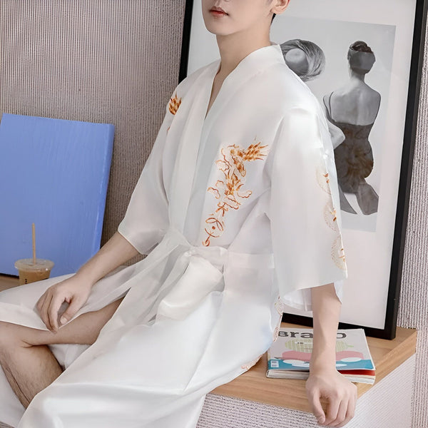 Homme portant un kimono blanc brodé avec un motif de dragon orange. Vente de kimonos japonais pour hommes.
