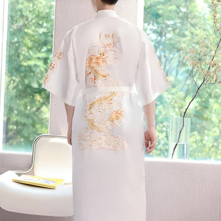 Homme portant un kimono blanc avec une broderie de dragon doré sur le dos. Vente de kimonos pour hommes et femmes.