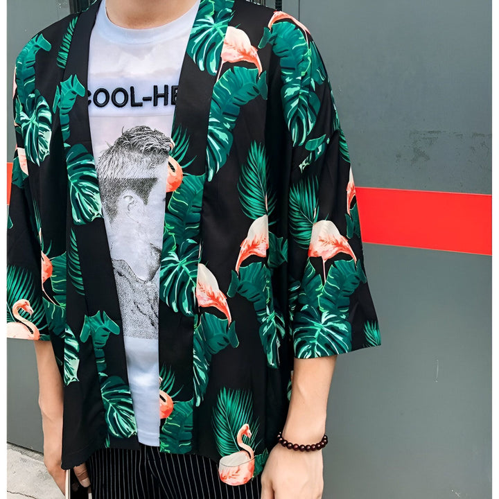 Kimono homme à motif tropical feuilles et flamants roses. Vêtement d'été léger et tendance, idéal pour un look décontracté et original. Découvrez notre collection de kimonos pour hommes.