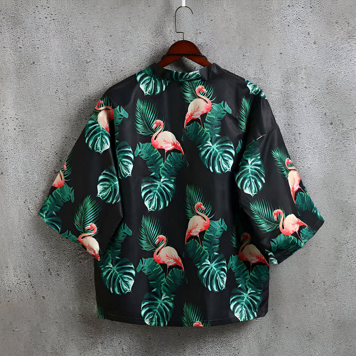 Kimono noir à motifs de flamants roses et feuilles tropicales, suspendu. Collection de kimonos pour hommes et femmes.