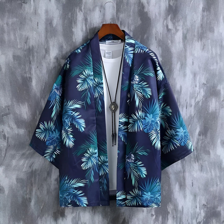 Kimono homme bleu marine à motifs de feuilles de palmier. Vêtement d'été léger et tendance. Idéal pour un look décontracté et stylé. Découvrez notre collection de kimonos pour hommes.
