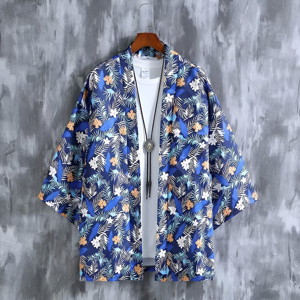 Kimono homme bleu à motifs floraux et feuilles tropicales, présenté sur un cintre. Vêtement d'extérieur style japonais. Idéal pour un look décontracté et tendance.