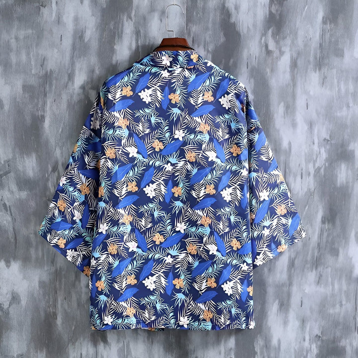 Kimono bleu à motifs floraux et végétaux, vue de dos. Vêtement léger et tendance pour un style japonais moderne.