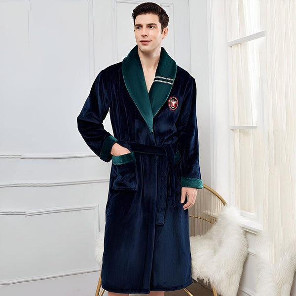 Homme portant un kimono/peignoir bleu marine avec col vert. Vêtements de détente luxueux, article de notre collection kimono. Confort et élégance.