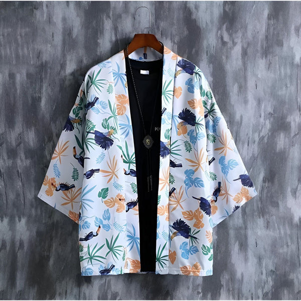 Kimono blanc à motifs d'oiseaux et de feuilles tropicales, suspendu sur un cintre. Vêtement d'extérieur de style japonais en vente.