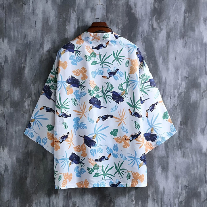 Kimono blanc à motifs tropicaux (toucans, feuilles de palmier). Vêtement léger idéal pour l'été. Collection de kimonos originaux.