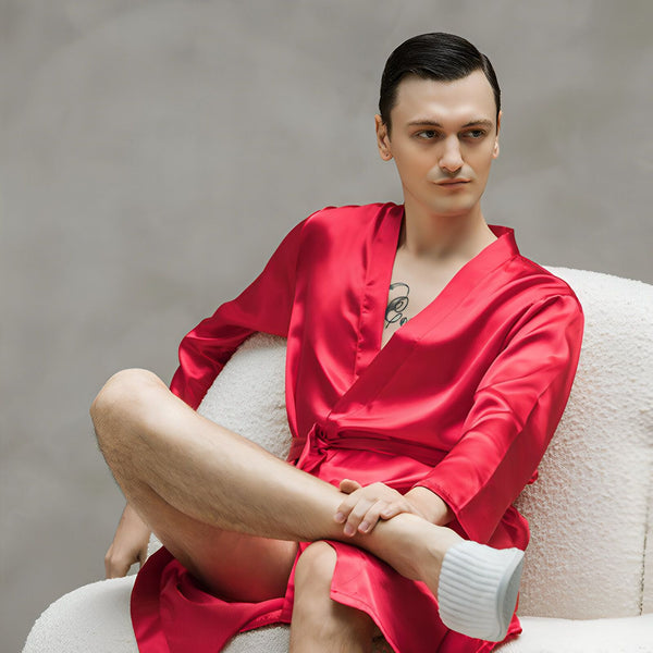 Homme élégant assis, portant un kimono rouge en soie. Collection de kimonos de luxe pour hommes. Idée cadeau homme.