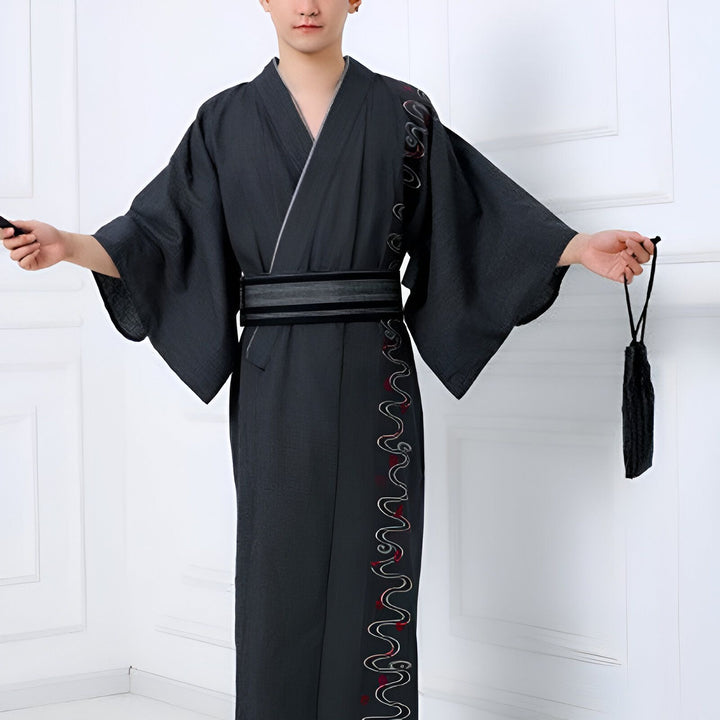 Homme portant un kimono traditionnel japonais noir avec ceinture obi. Vêtements de style japonais, disponibles à l'achat.