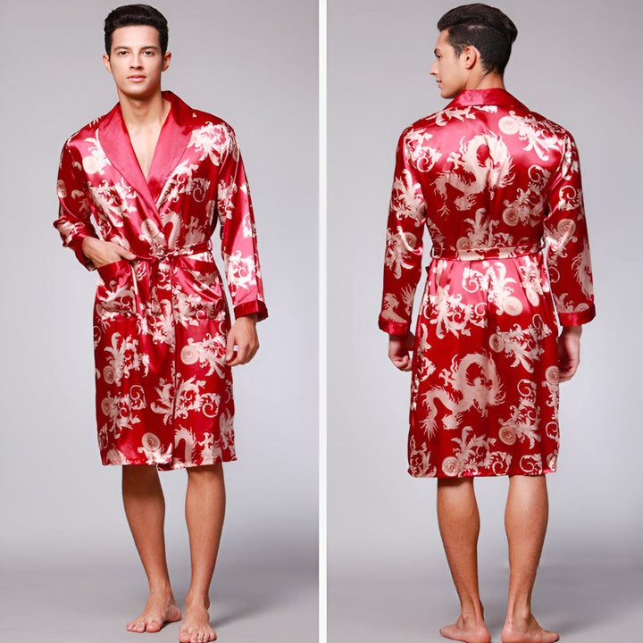 Homme portant un kimono rouge en soie avec motifs de dragons dorés, vue de face et de dos. Kimonos pour hommes disponibles sur notre boutique en ligne.