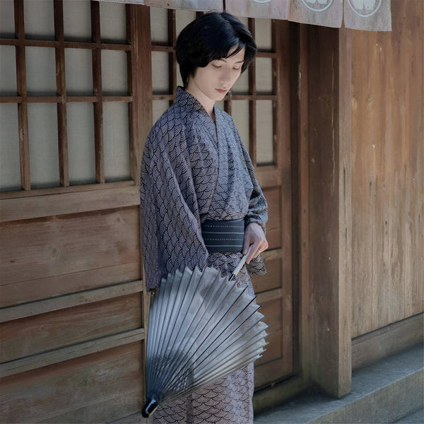 Homme portant un kimono traditionnel japonais avec un motif de vagues, tenant un éventail. Vêtements japonais traditionnels en vente.