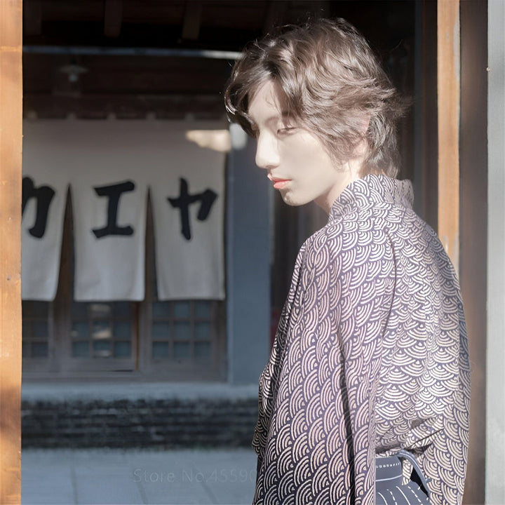 Homme portant un kimono japonais traditionnel avec motif vague. Vente de kimonos authentiques. Mode asiatique et culture japonaise.