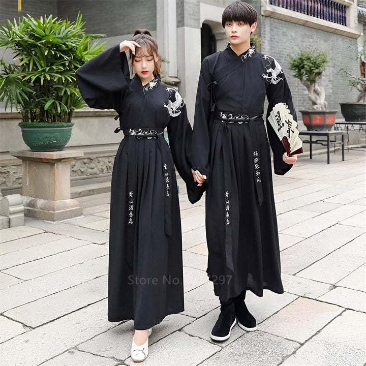 Couple portant des kimonos noirs traditionnels avec broderies de dragons. Vêtements de style asiatique, mode kimono.
