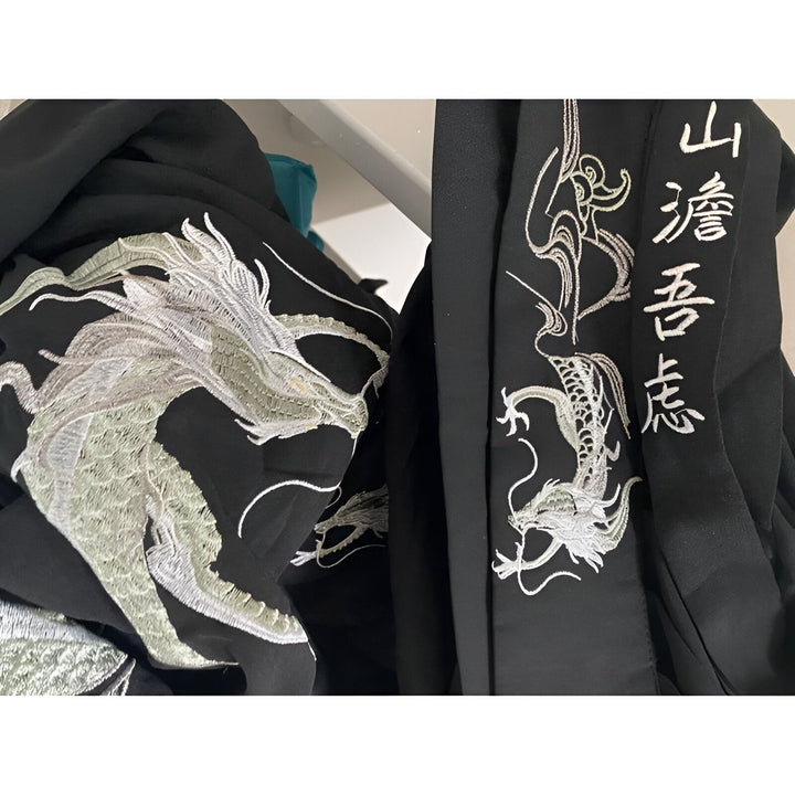 Kimono noir avec broderies de dragon et inscriptions japonaises. Vêtements de style japonais en vente.