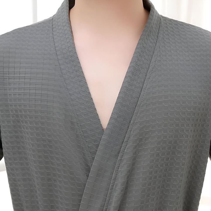 Détail d'un kimono gris en nid d'abeille. Kimono élégant et confortable, parfait pour la détente. Découvrez notre collection de kimonos en ligne.