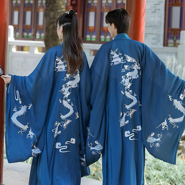 Couple portant des kimonos bleus avec motifs de dragons argentés. Kimonos traditionnels japonais en vente.