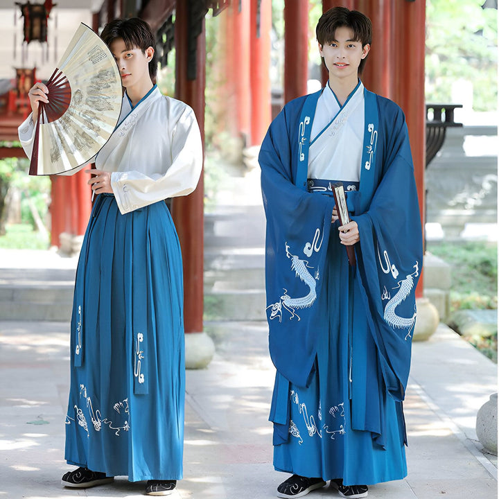 Deux hommes portant des kimonos traditionnels bleus et blancs avec des motifs de dragons, un éventail à la main. Kimonos pour hommes disponibles à l'achat.