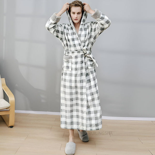 Homme portant un kimono long à carreaux gris et blancs avec capuche et ceinture. Idéal comme peignoir confortable. Découvrez notre collection de kimonos de qualité.