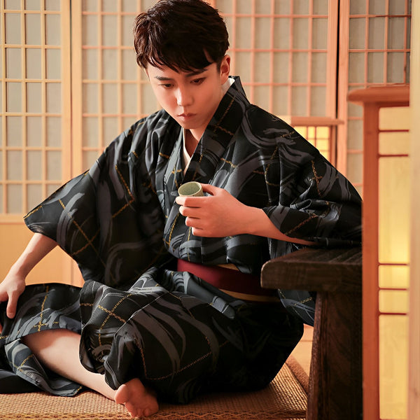 Homme en kimono traditionnel japonais. Vente de kimonos pour hommes et femmes. Kimono noir à motifs, style décontracté et élégant.