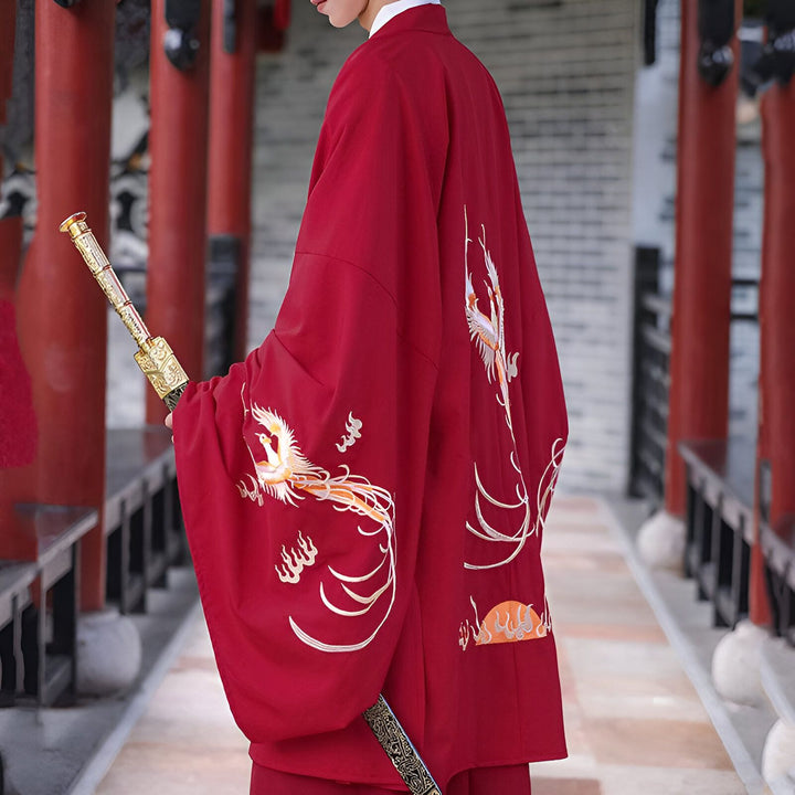 Kimono rouge avec broderies phénix et détails dorés. Vente de kimonos traditionnels et modernes. Style asiatique, élégance et confort.