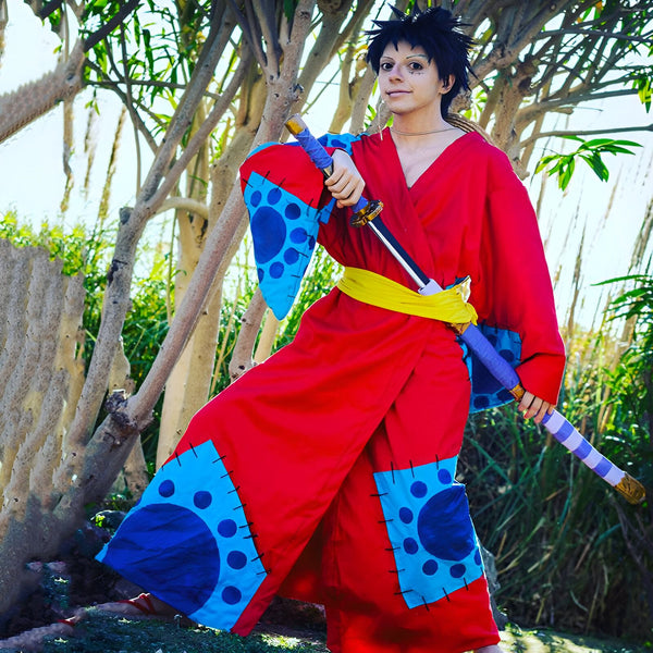 Personne en kimono rouge et bleu avec un katana. Kimono japonais authentique à vendre.