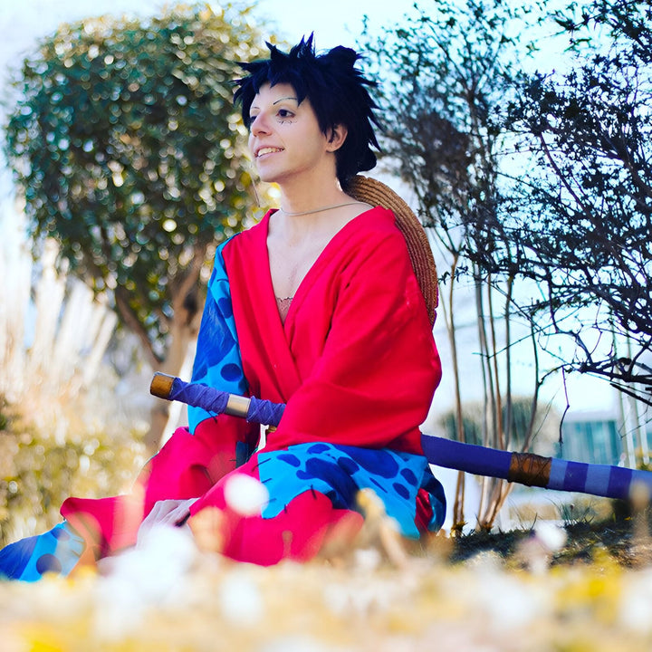 Cosplay de Luffy portant un kimono rouge et bleu. Kimono japonais inspiré d'anime, vente de kimonos uniques. Déguisement confortable et élégant.