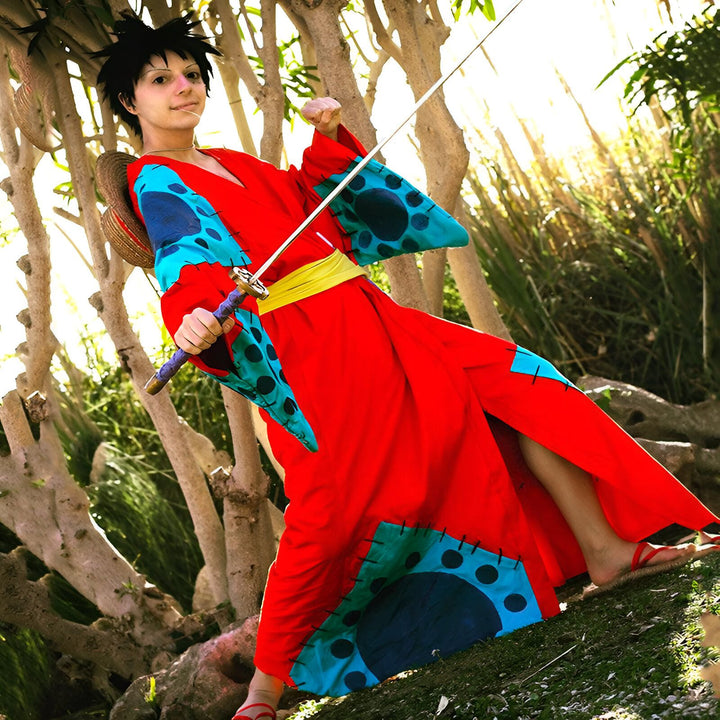 Personne déguisée en Luffy avec un kimono rouge, chapeau de paille et katana. Vente de kimonos en ligne. Cosplay Luffy.