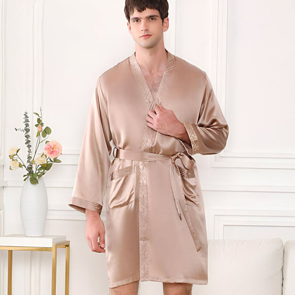 Homme portant un kimono en soie beige avec ceinture. Vente de kimonos de luxe pour homme.