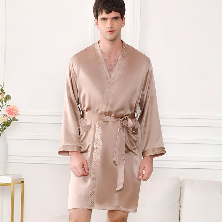 Homme portant un kimono en soie beige avec ceinture. Vente de kimonos pour hommes et femmes.