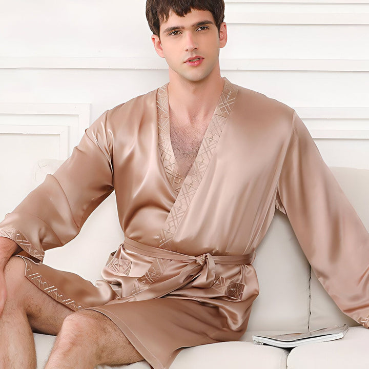 Homme portant un kimono en soie couleur champagne. Kimono élégant avec motif. Vêtements d'intérieur pour homme.