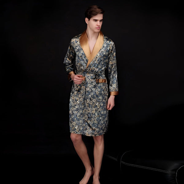 Homme portant un kimono bleu à motifs avec col doré. Vêtement de détente élégant. Kimonos à vendre.