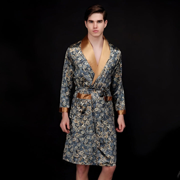 Homme portant un kimono de notre collection. Peignoir élégant avec motifs cachemire, idéal pour la détente. Découvrez nos kimonos uniques.