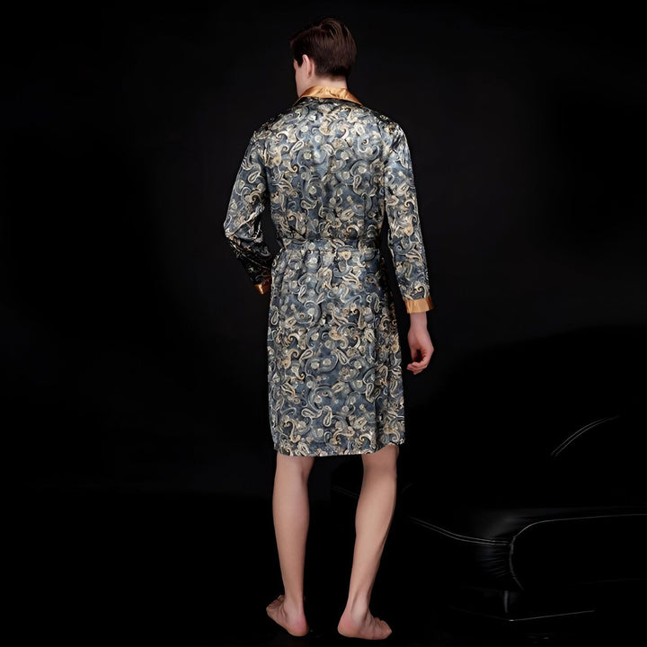 Homme portant un kimono imprimé bleu et or, vu de dos. Kimono élégant pour se détendre à la maison. Découvrez notre collection de kimonos de luxe.